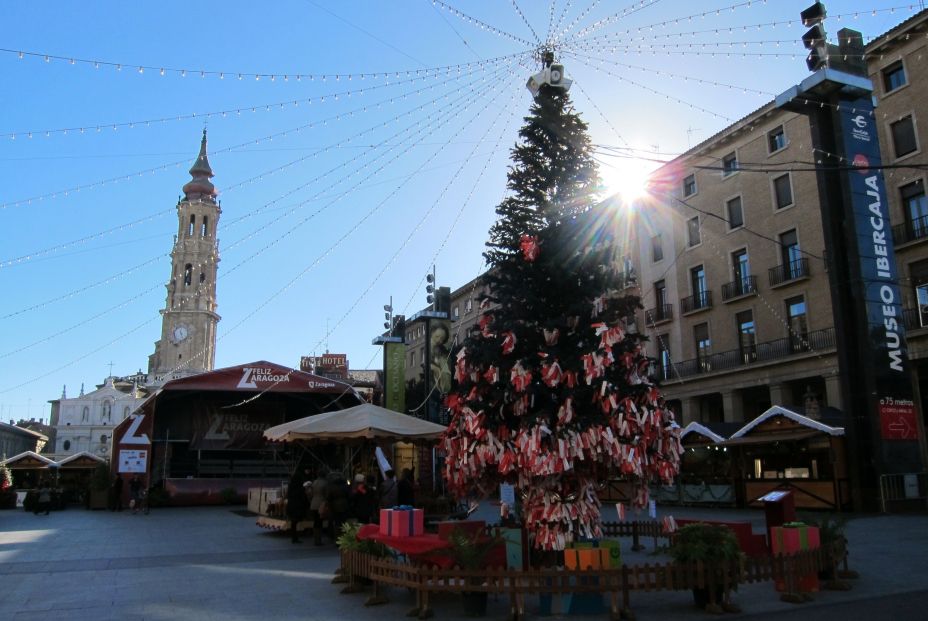 Mercadillo navideño en la Plaza del Pilar (Zaragoza)