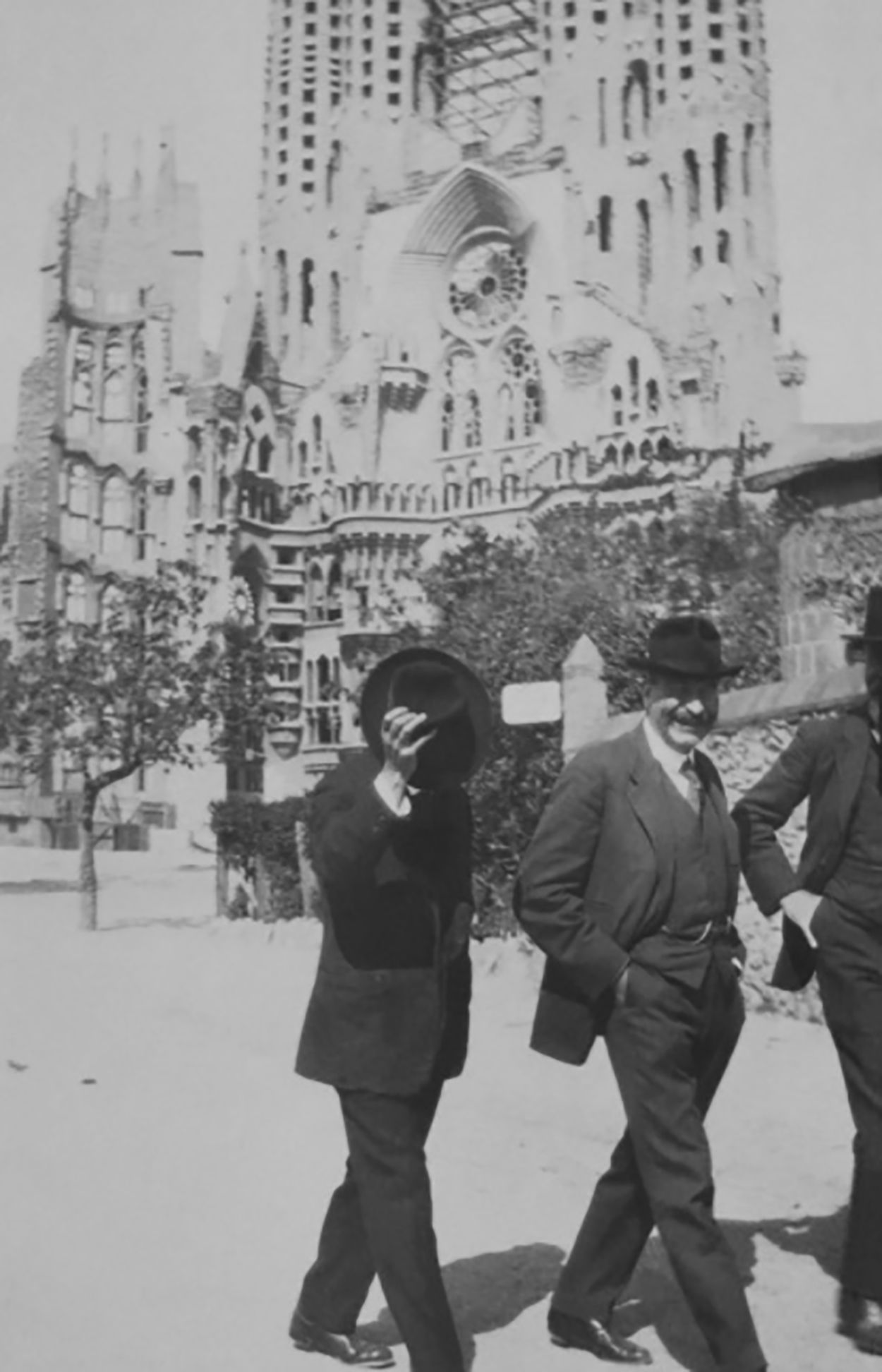 Antoni Gaudí frente a la Sagrada Familia. Septiembre de 1920. Centro de Documentación del Orfeó Català