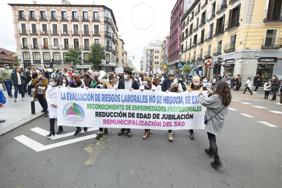 Las trabajadoras de ayuda a domicilio se manifiestan al grito de "la dependencia no es un negocio". Foto: Europa Press