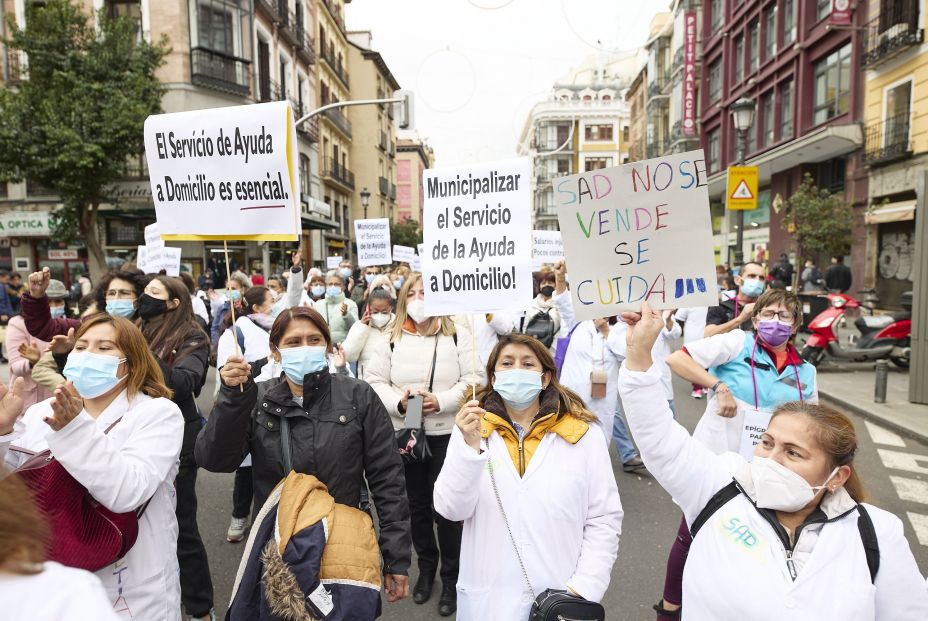 Las trabajadoras de ayuda a domicilio se manifiestan al grito de "la dependencia no es un negocio"