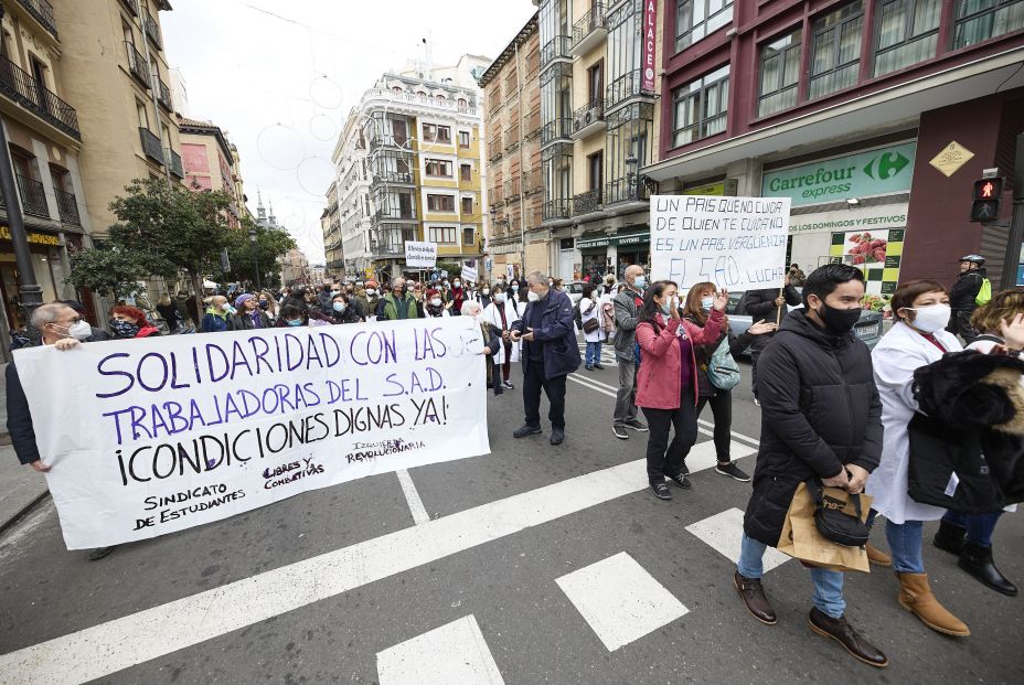 Las trabajadoras de ayuda a domicilio se manifiestan al grito de "la dependencia no es un negocio"