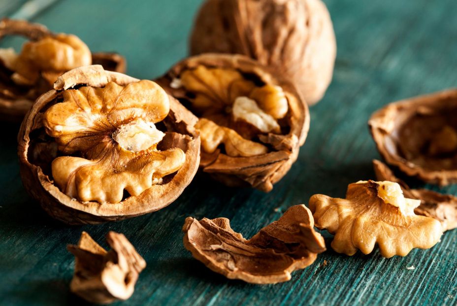 La razón por la que deberías comprar las nueces con cáscara y no peladas. Foto: Bigstock