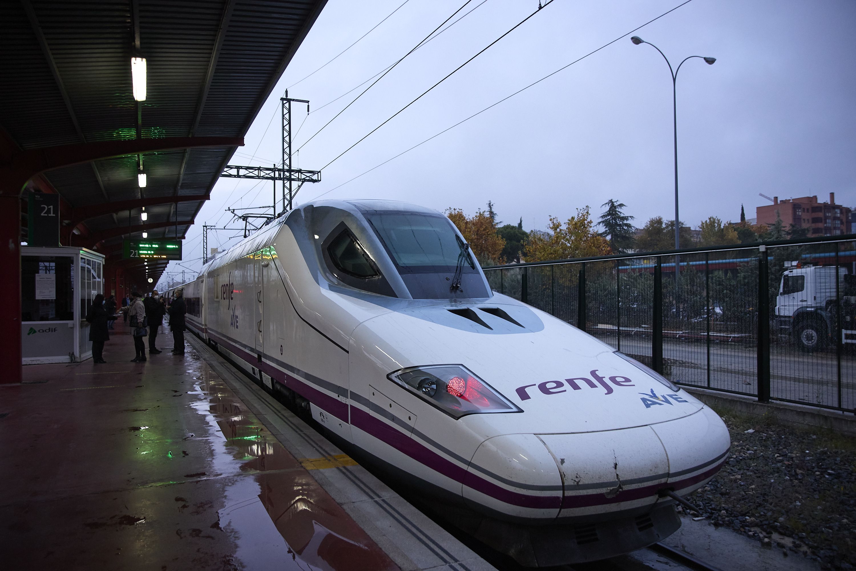 Renfe pone a la venta 250.000 billetes para el AVE Madrid-Galicia a un precio de 15 euros. Foto: Europa Press 