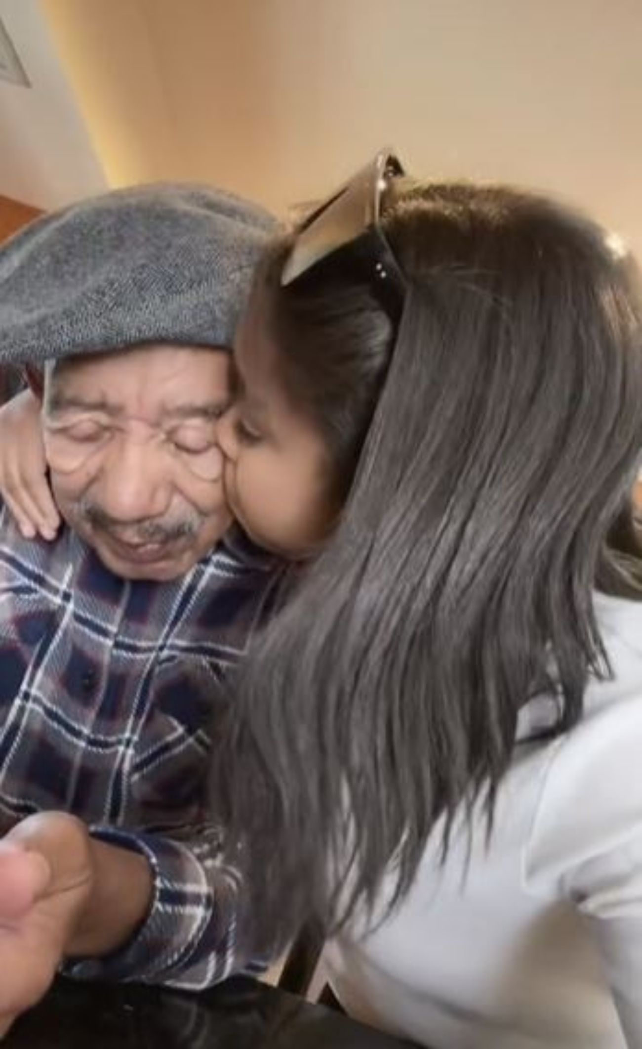 Una nieta se abre un TikTok con su abuelo como terapia para paliar su enfermedad