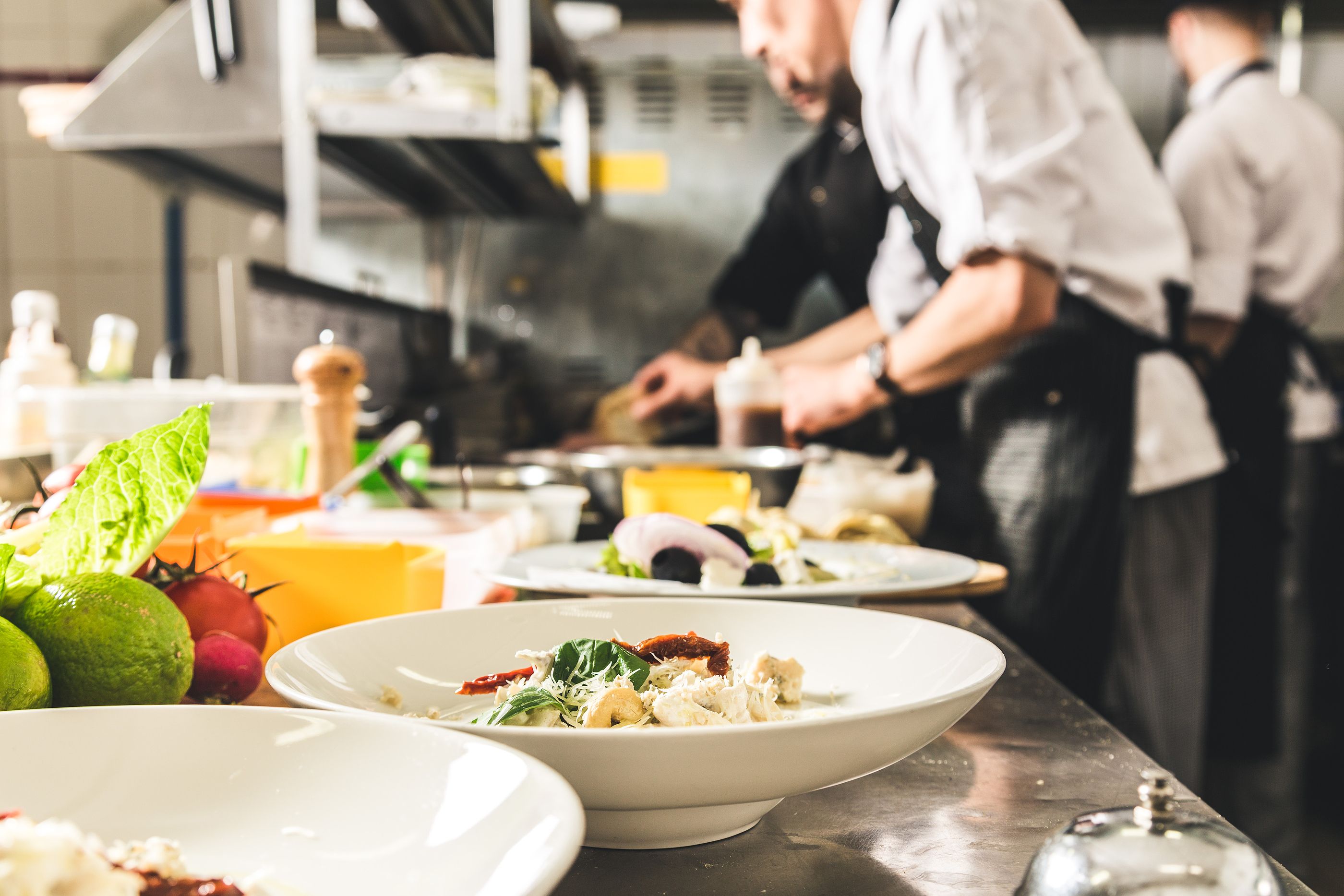 El mensaje del dueño de un restaurante que indigna en Twitter: "Prohibido enfermar los findes"