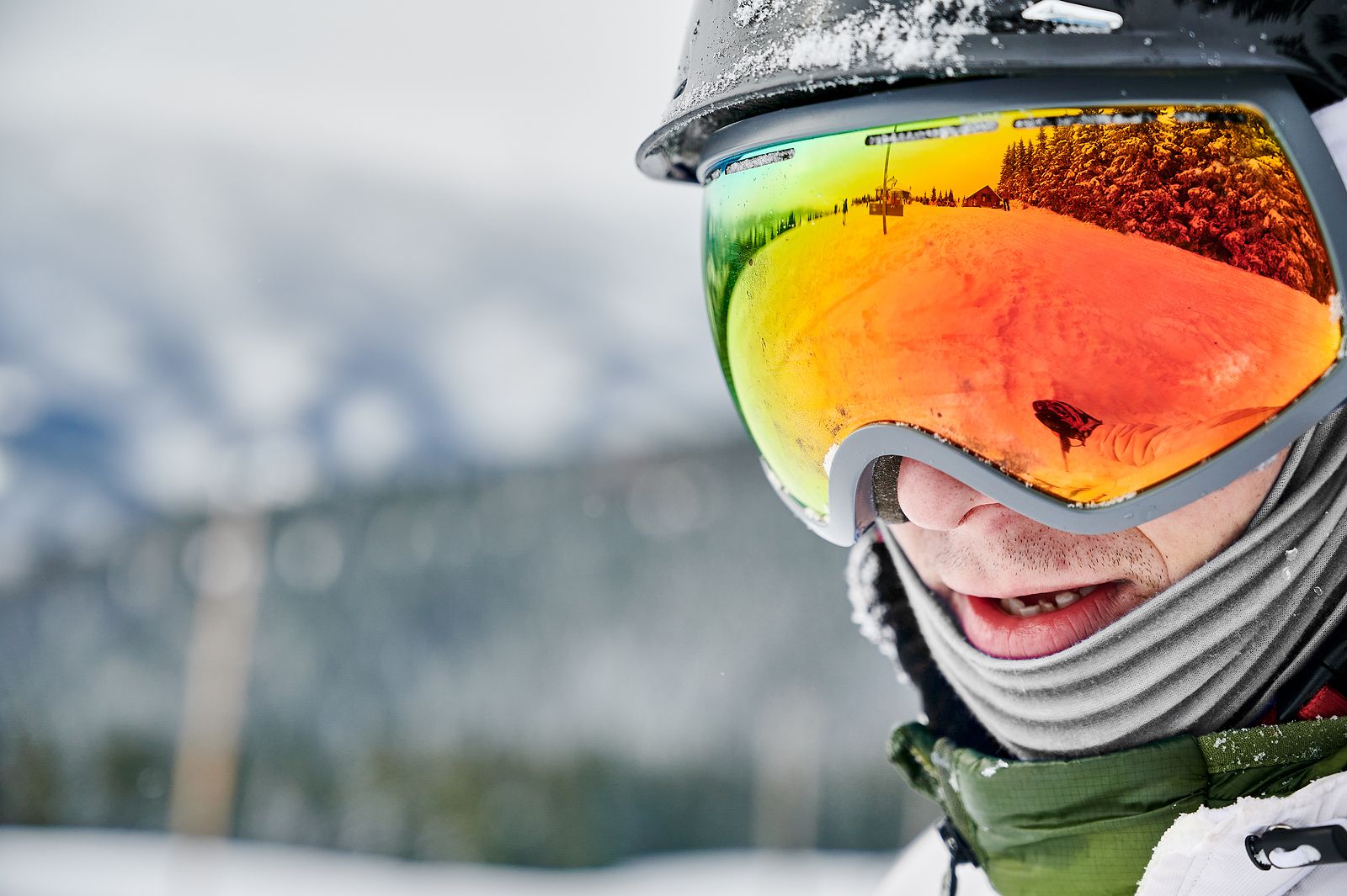 Mucho ojo con las gafas de sol que usas para esquiar, no todas valen