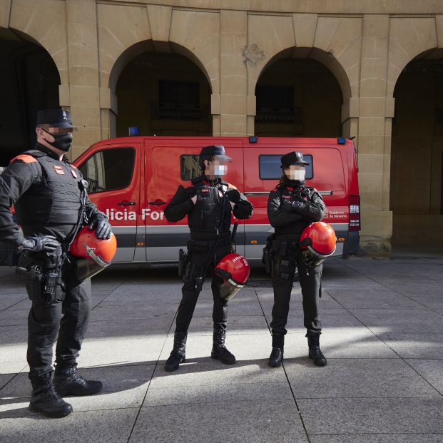 EuropaPress 3561425 tres agentes policia foral navarra manifestacion contra propuestas pacto