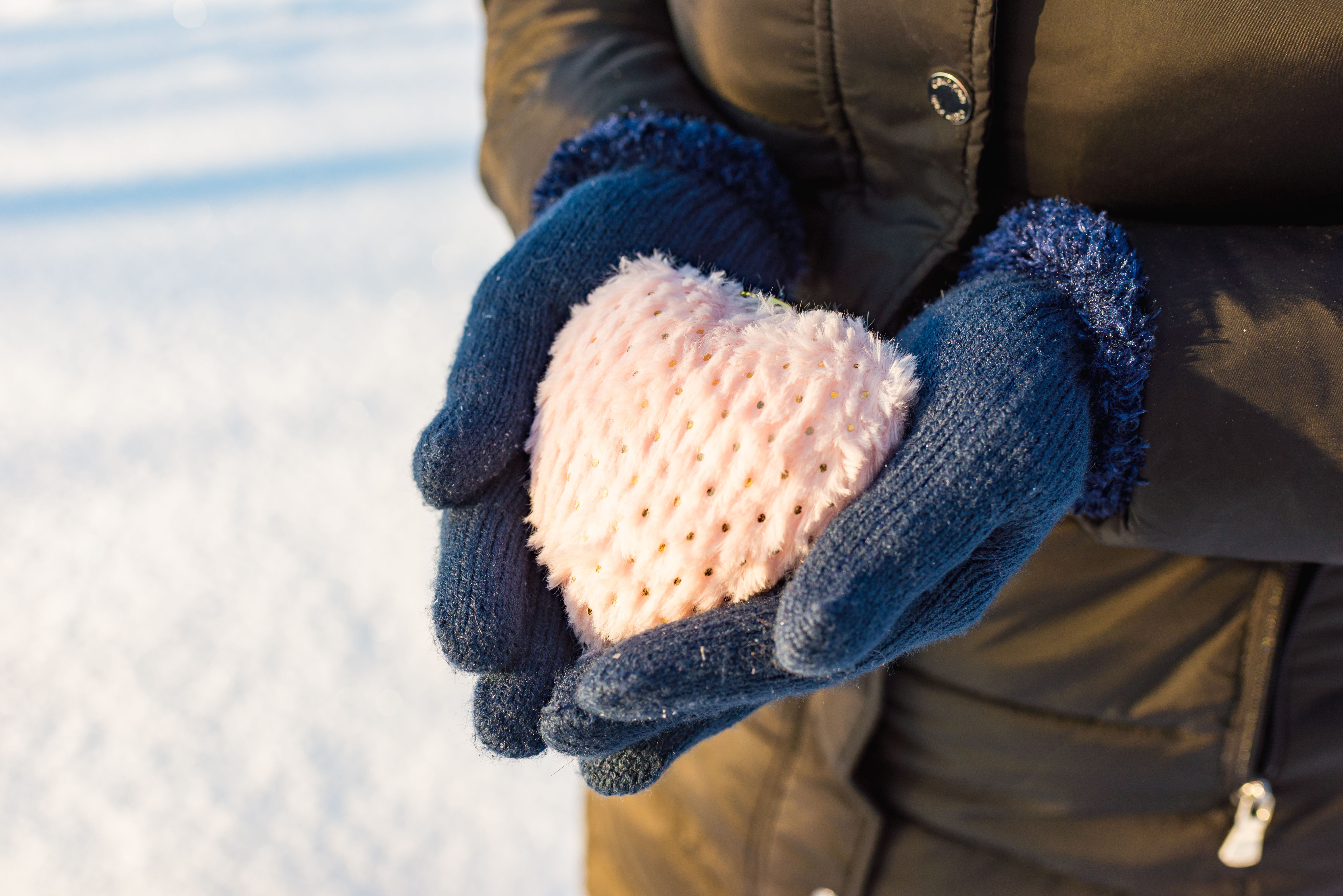 Cruz Roja lanza 'Devuélvele la ilusión' para llevar regalos a los mayores que viven en soledad. Foto: Bigstock