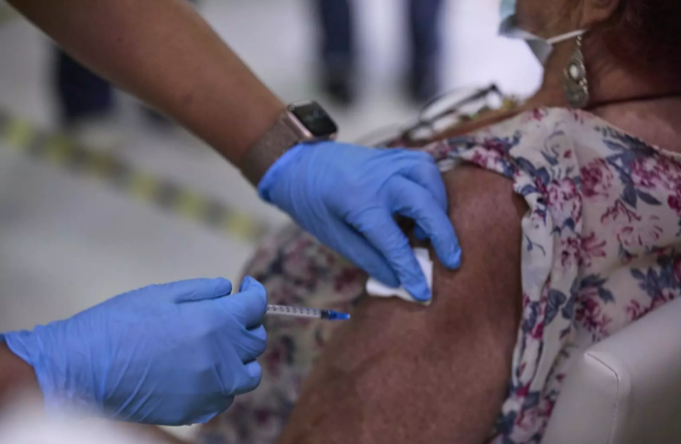 La Asociación de Abuelos de España hacen un llamamiento a los no vacunados: "La vacuna merece la pena" - Foto: Europa Press