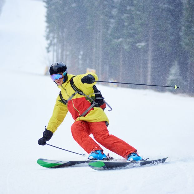 persona esquiando nieve