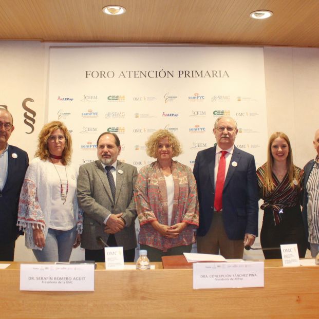 Representantes de las ocho organizaciones que integran el Foro de Médicos de Atención Primaria De izquierda a derecha el presidente de SEPEAP el presidente de SEMG la vicepresidenta de SEMFYC el vicesecretario general Representantes de las ocho organizaciones que integran el Foro de Médicos de Atención Primaria De izquierda a derecha el presidente de SEPEAP el presidente de SEMG la vicepresidenta de SEMFYC el vicesecretario general