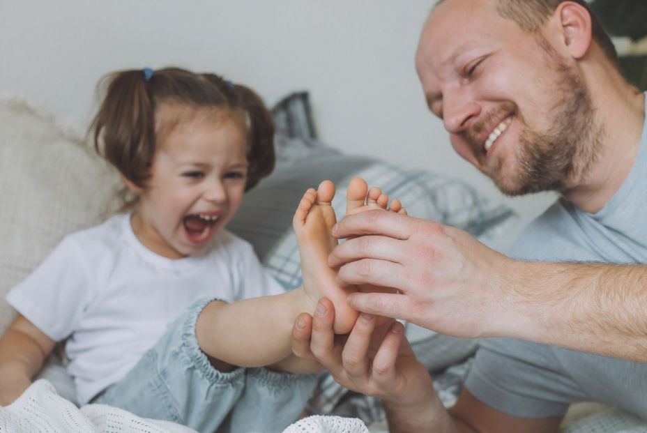 ¿Por qué tenemos tantas cosquillas en los pies