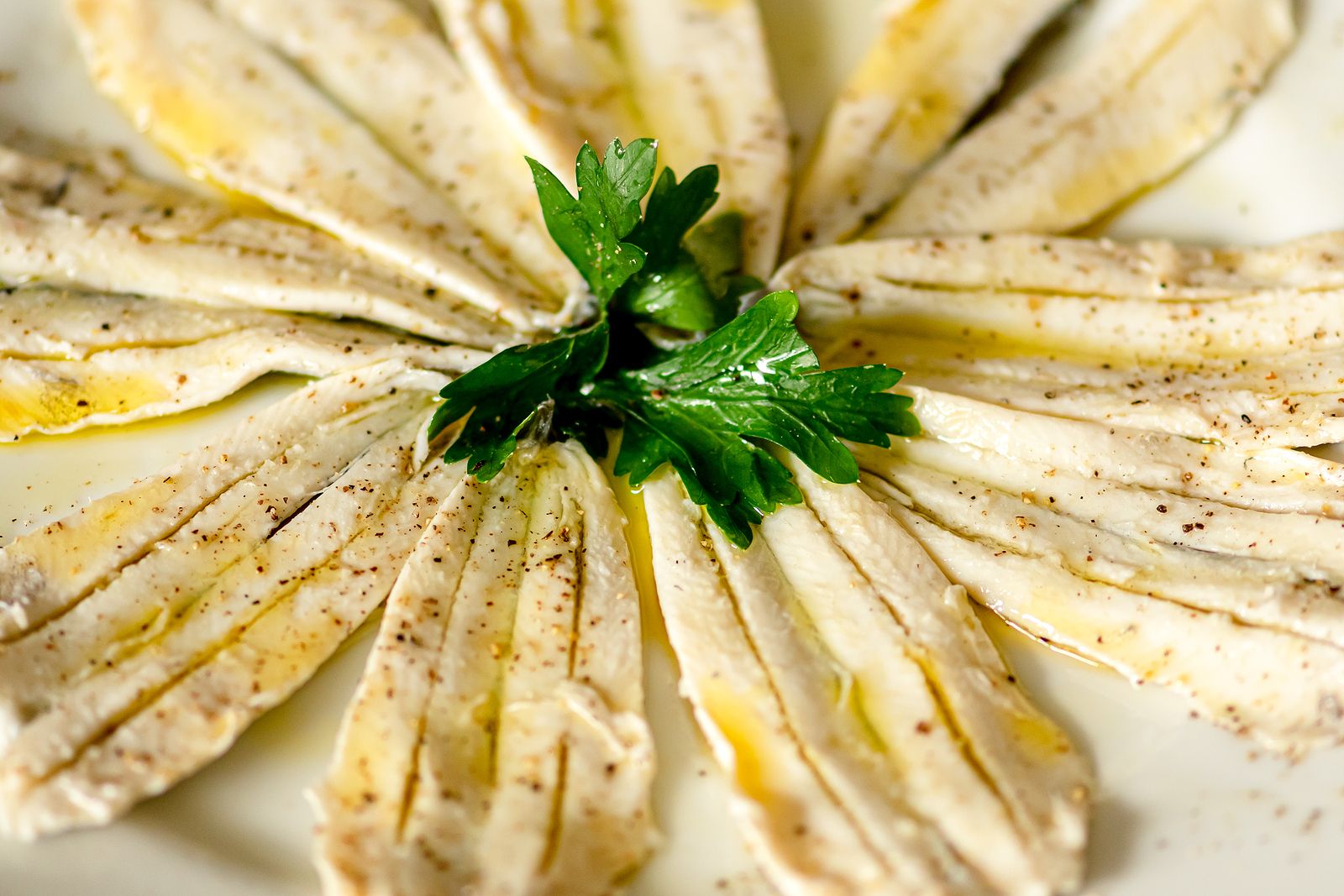 Esta es la manera fácil de limpiar anchoas y boquerones