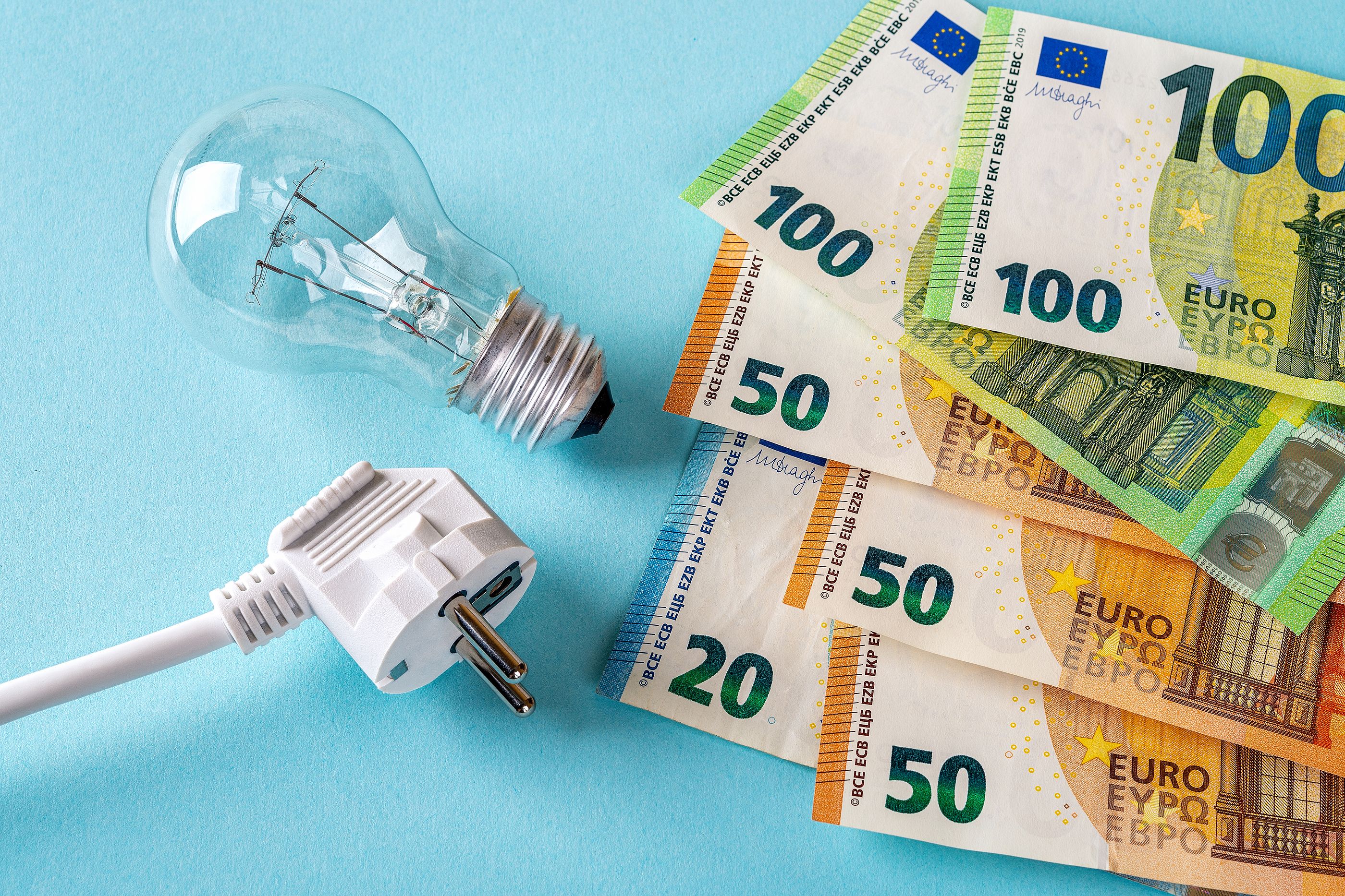El precio de la luz sube este martes hasta los 274,56 euros/MWh, el segundo más alto de la historia