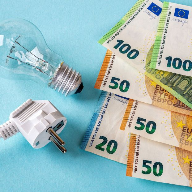 El precio de la luz sube este martes hasta los 274,56 euros/MWh, el segundo más alto de la historia
