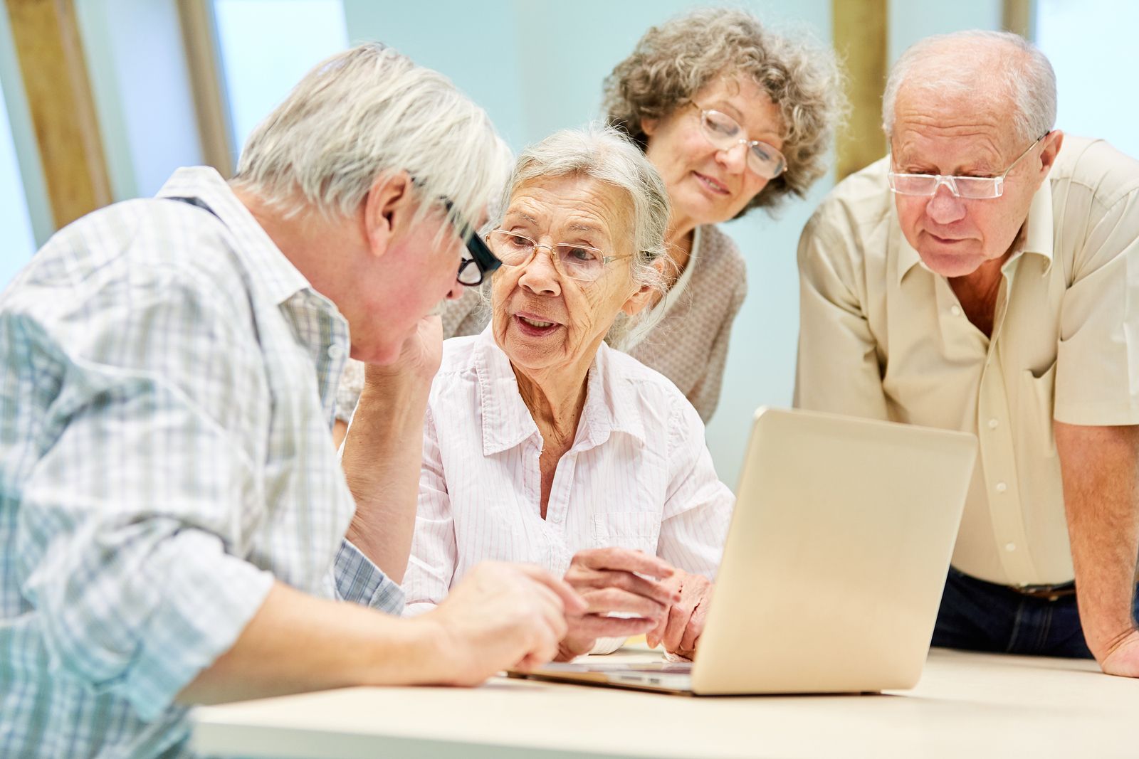 Grupo de mayores buscando en Internet