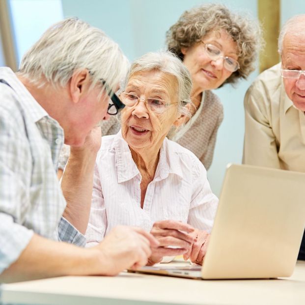 Grupo de mayores buscando en Internet