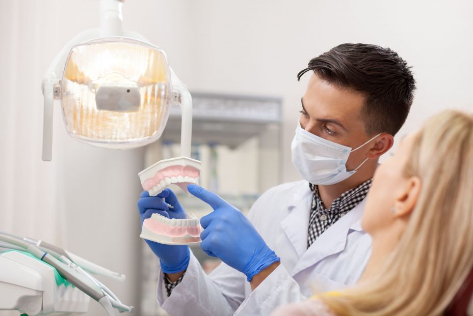 Dentistas denuncian a varias empresas por vender alineadores dentales directamente al público
