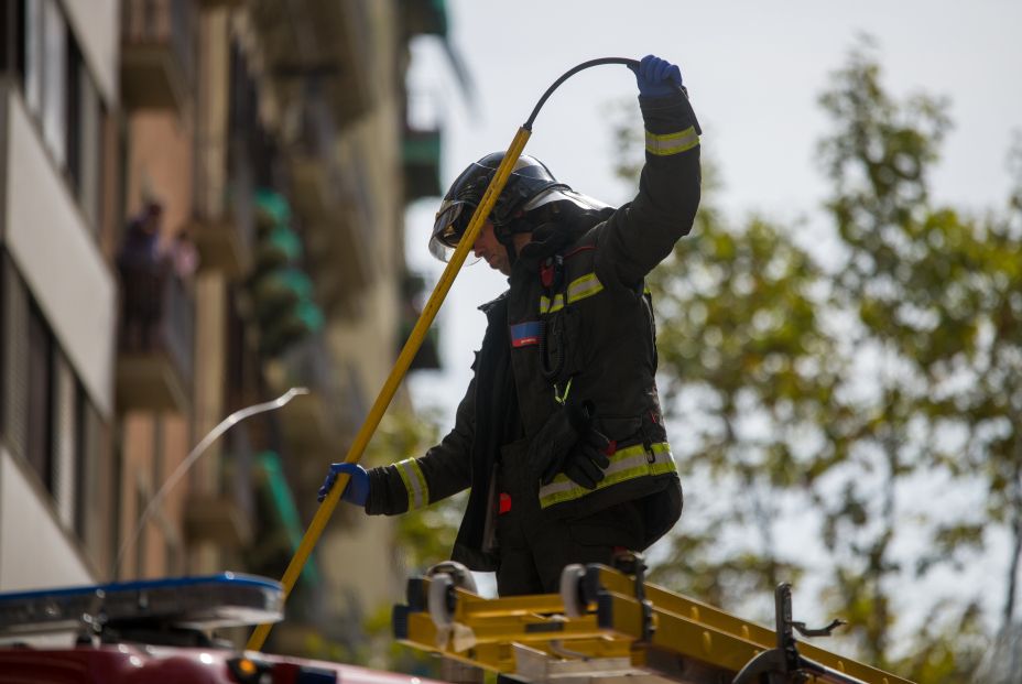 EuropaPress 3973361 bomberos acuden atender heridos accidente esquina calle urgell calle