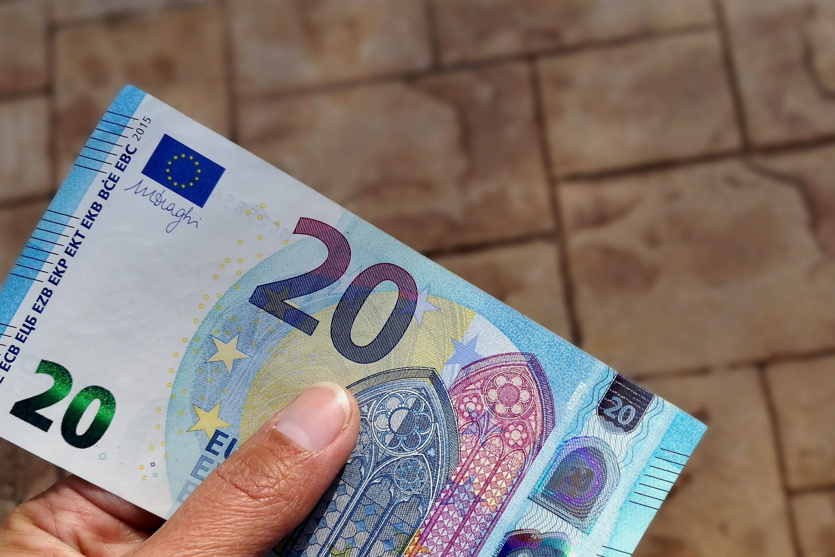 Un hombre se queda con 20 euros que encontró en el suelo sin imaginar las consecuencias que tendría. Foto: Bigstock   