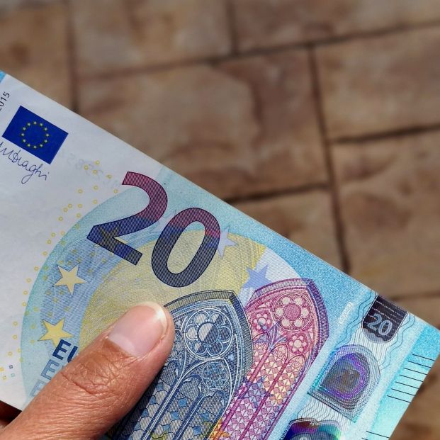 https://www.65ymas.com/uploads/s1/88/07/77/bigstock-euro-banknotes-in-hand-with-437808101_1_621x621.jpeg