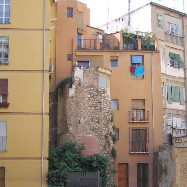 Dos vecinos de Valencia deben hacer frente a la rehabilitación de parte de una muralla del siglo XI. Foto: Europa Press
