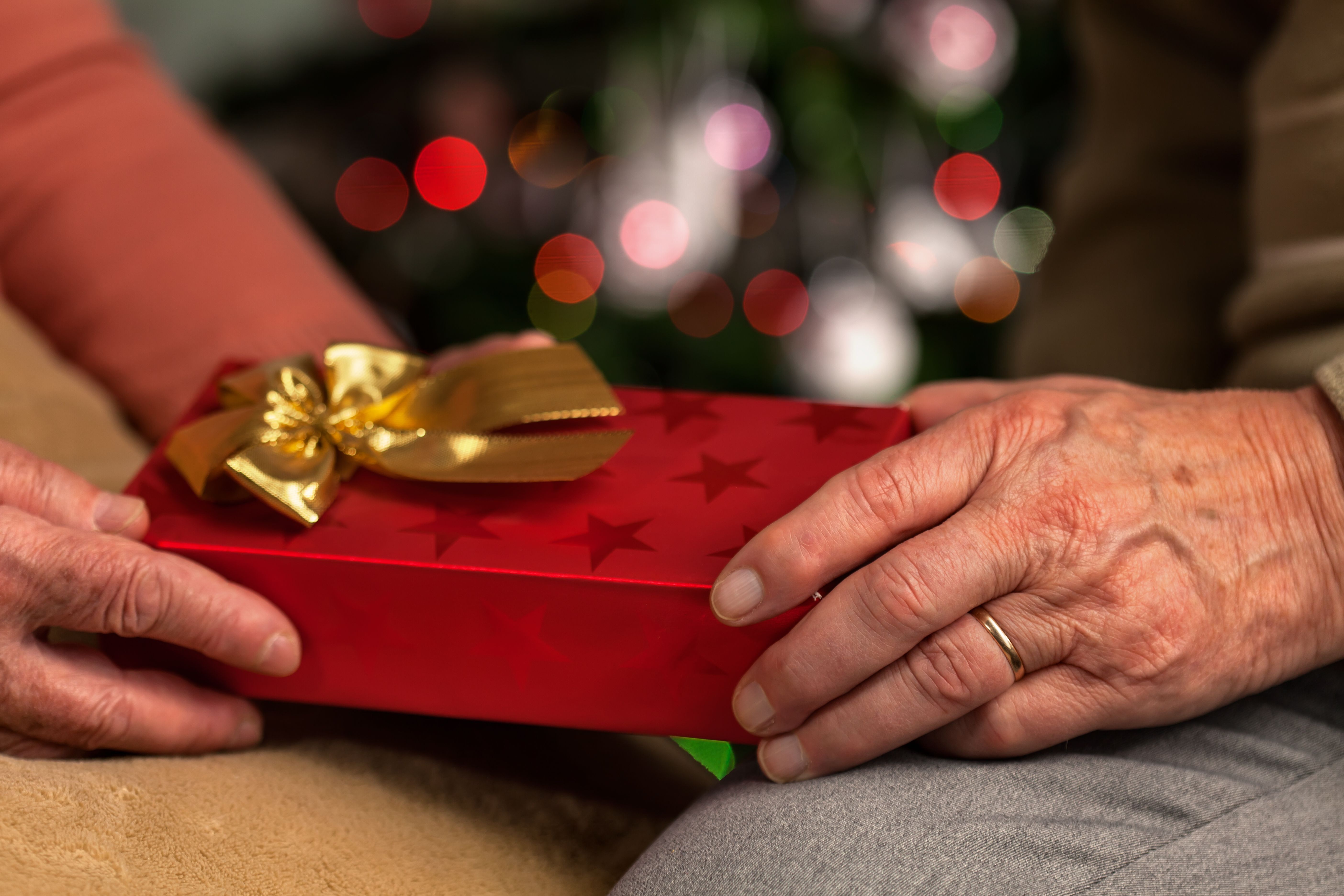 La 'Operación Abuelo' devolverá la ilusión a más de 300 mayores de Málaga esta Navidad. Foto: Bigstock