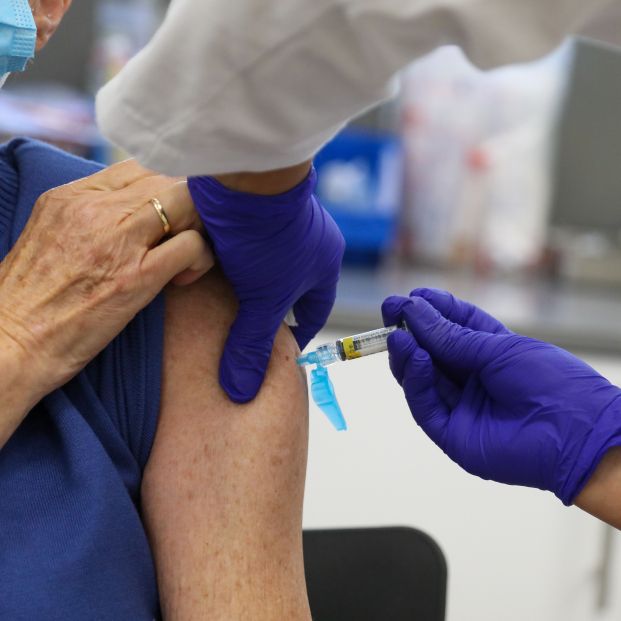 Grecia multará con 100 euros al mes a los mayores de 60 años que no se vacunen
