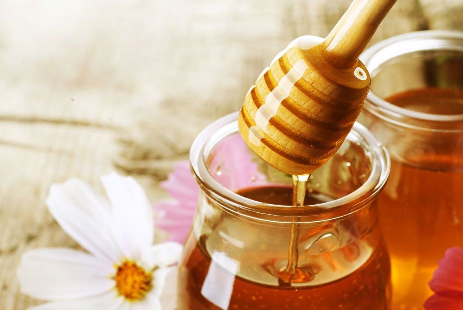 Todo lo que necesitas saber sobre la miel: tipos, mitos y beneficios. Foto: Bigstock Todo lo que necesitas saber sobre la miel: tipos, mitos y beneficios. Foto: Bigstock