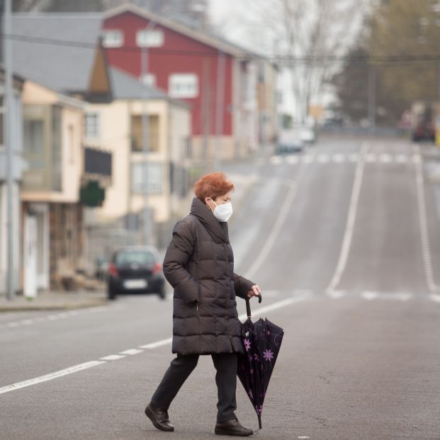 mujer cruzando poblacion