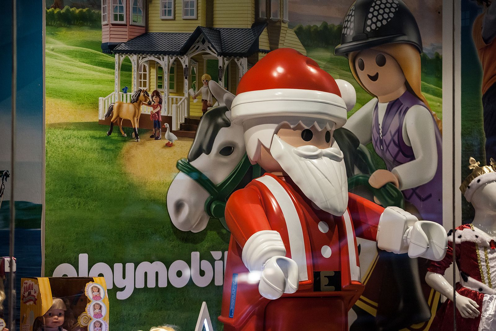 Oswald Serrado realce Una exposición recrea la Navidad con figuras de Playmobil