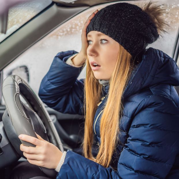 Cuidado: conducir con estas prendas en invierno podría suponer una multa. Foto: Bigstock
