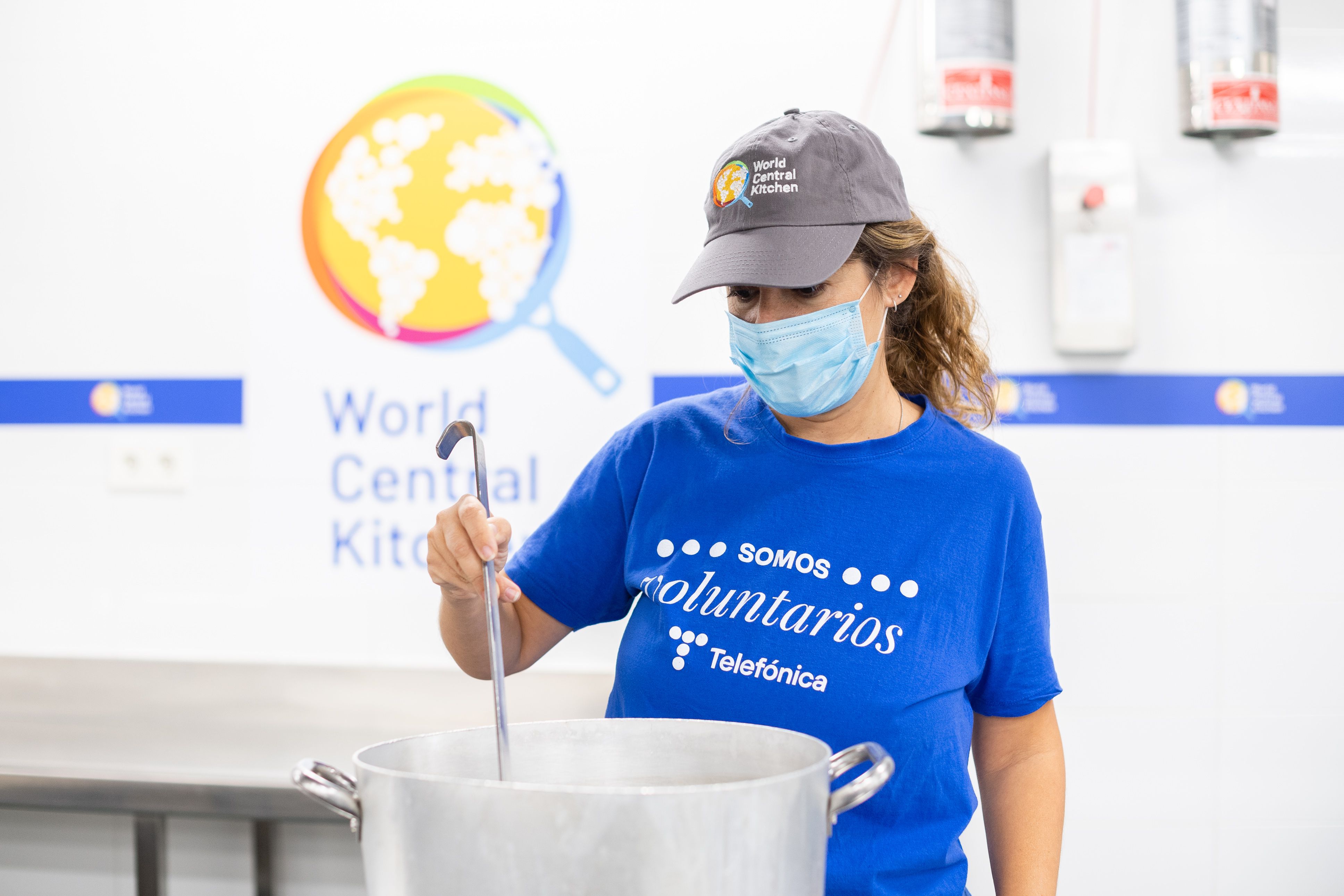 Voluntarios Telefónica organizan un gran cocinatón solidario con la ONG del chef José Andrés