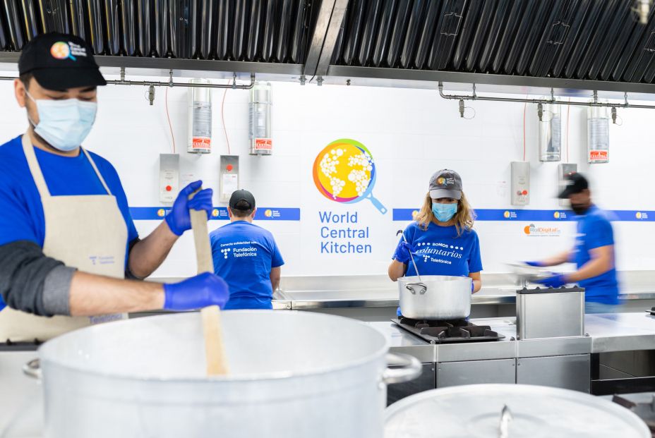 Voluntarios Telefónica organizan un gran cocinatón solidario con la ONG del chef José Andrés