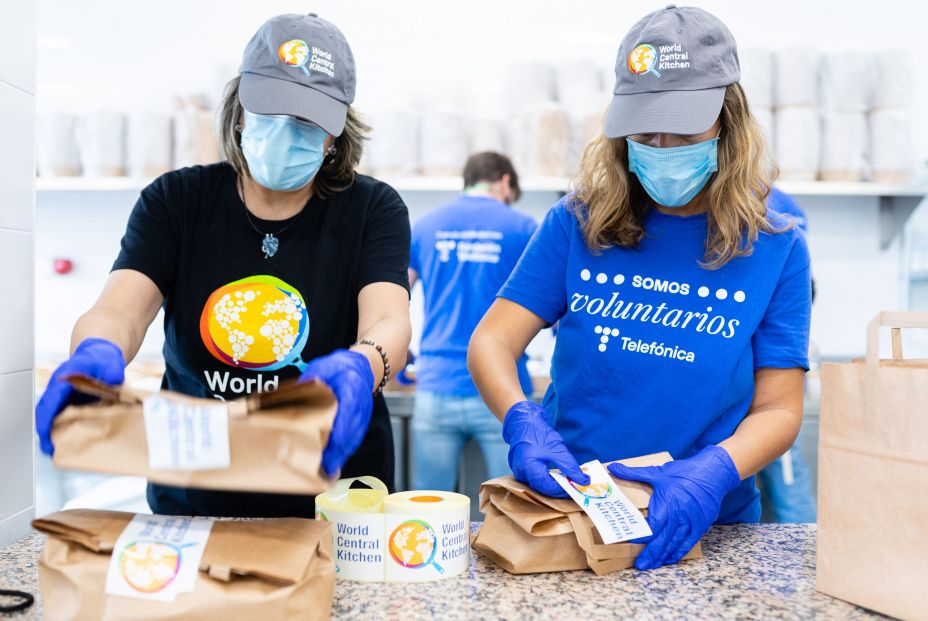 Voluntarios Telefónica organizan un gran cocinatón solidario con la ONG del chef José Andrés