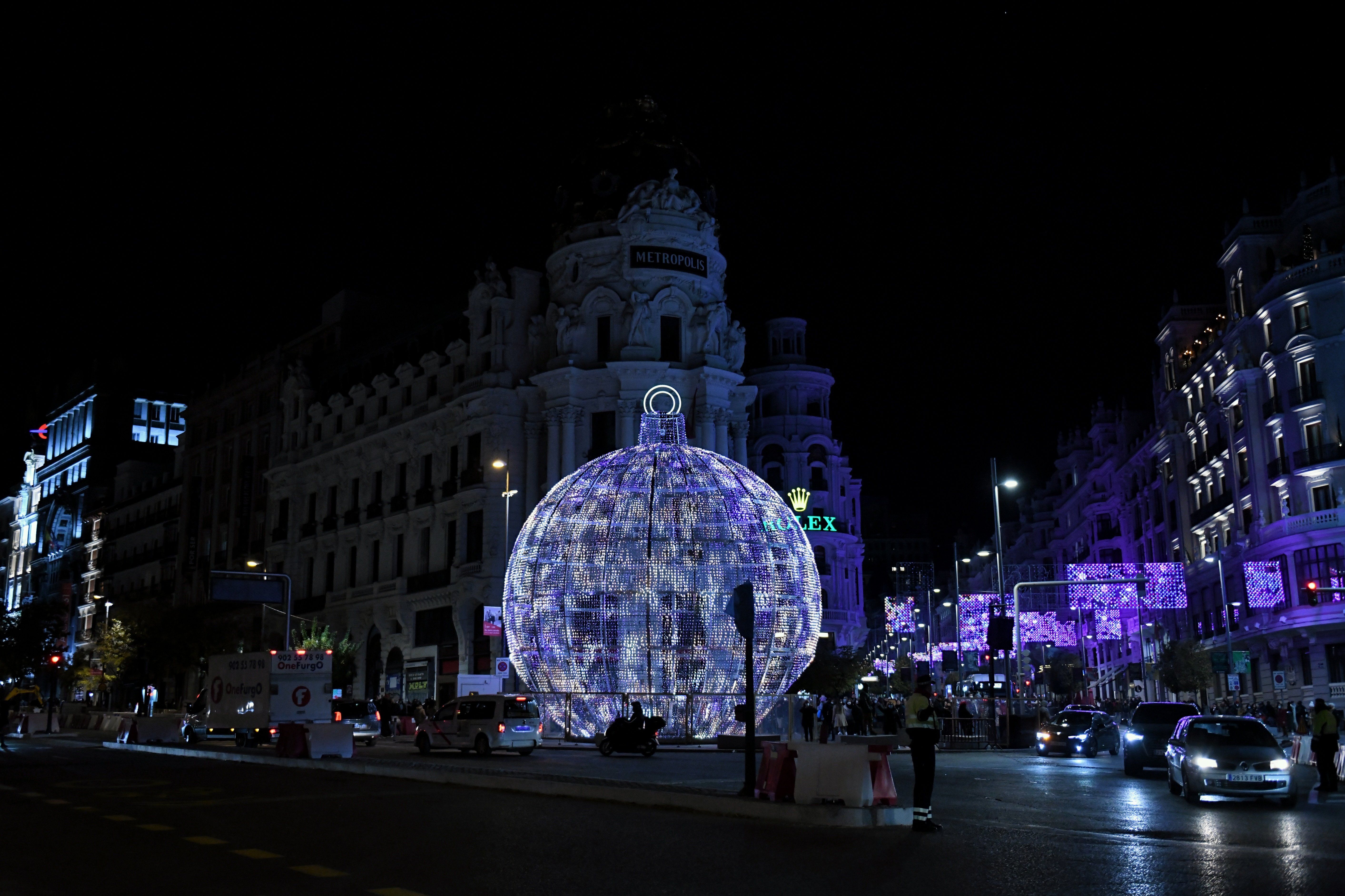 EuropaPress 4108053 bola navidad iluminada autobus naviluz primer dia puesta marcha servicio