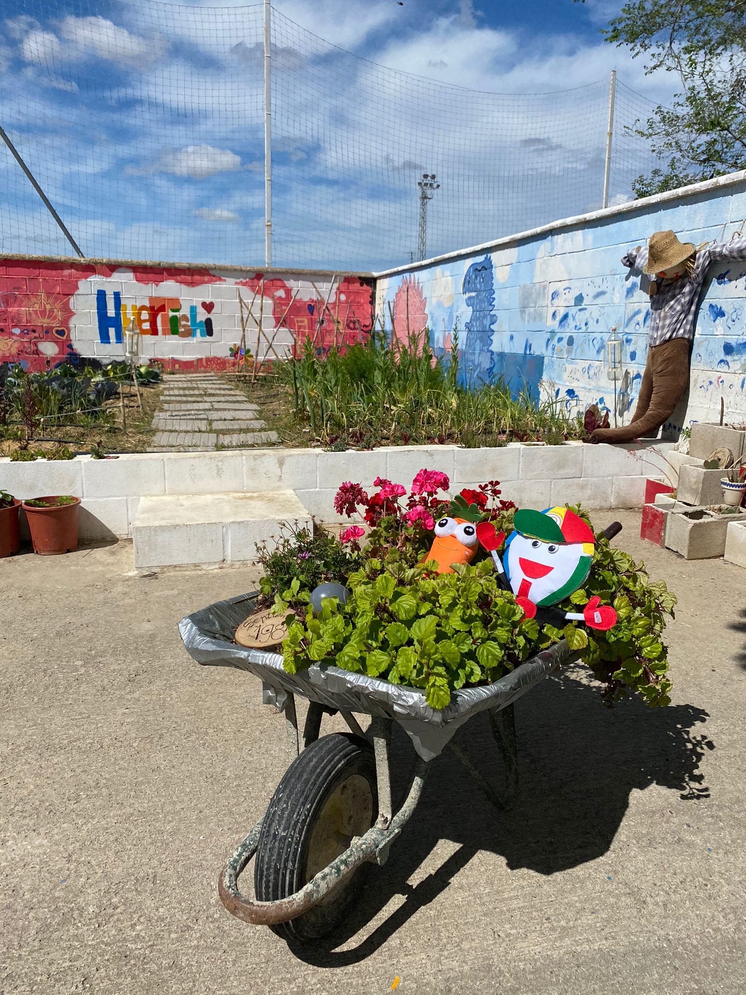 Abuelos y niños reconectan gracias al movimiento 'huertishi'