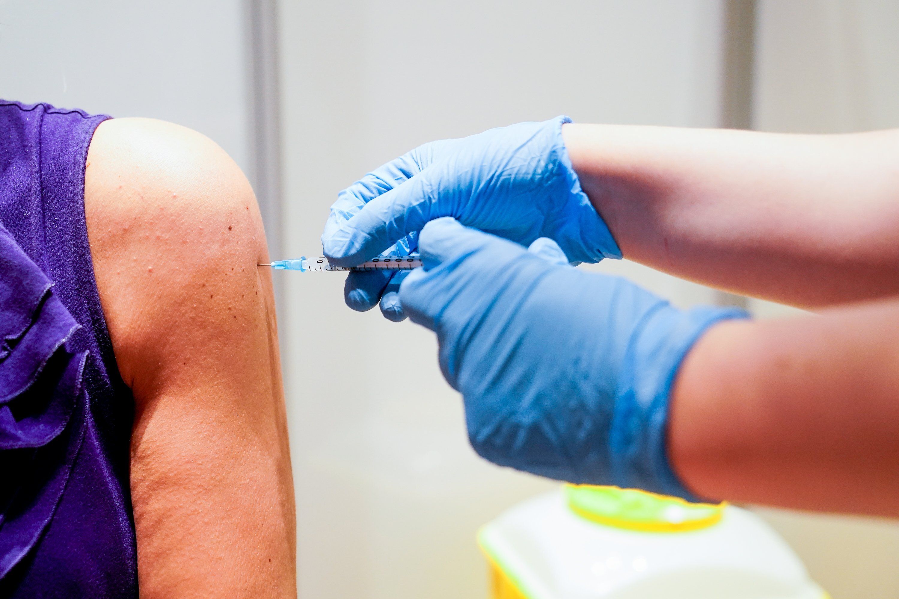 Pfizer anuncia que tres dosis de su vacuna pueden neutralizar a la variante ómicron