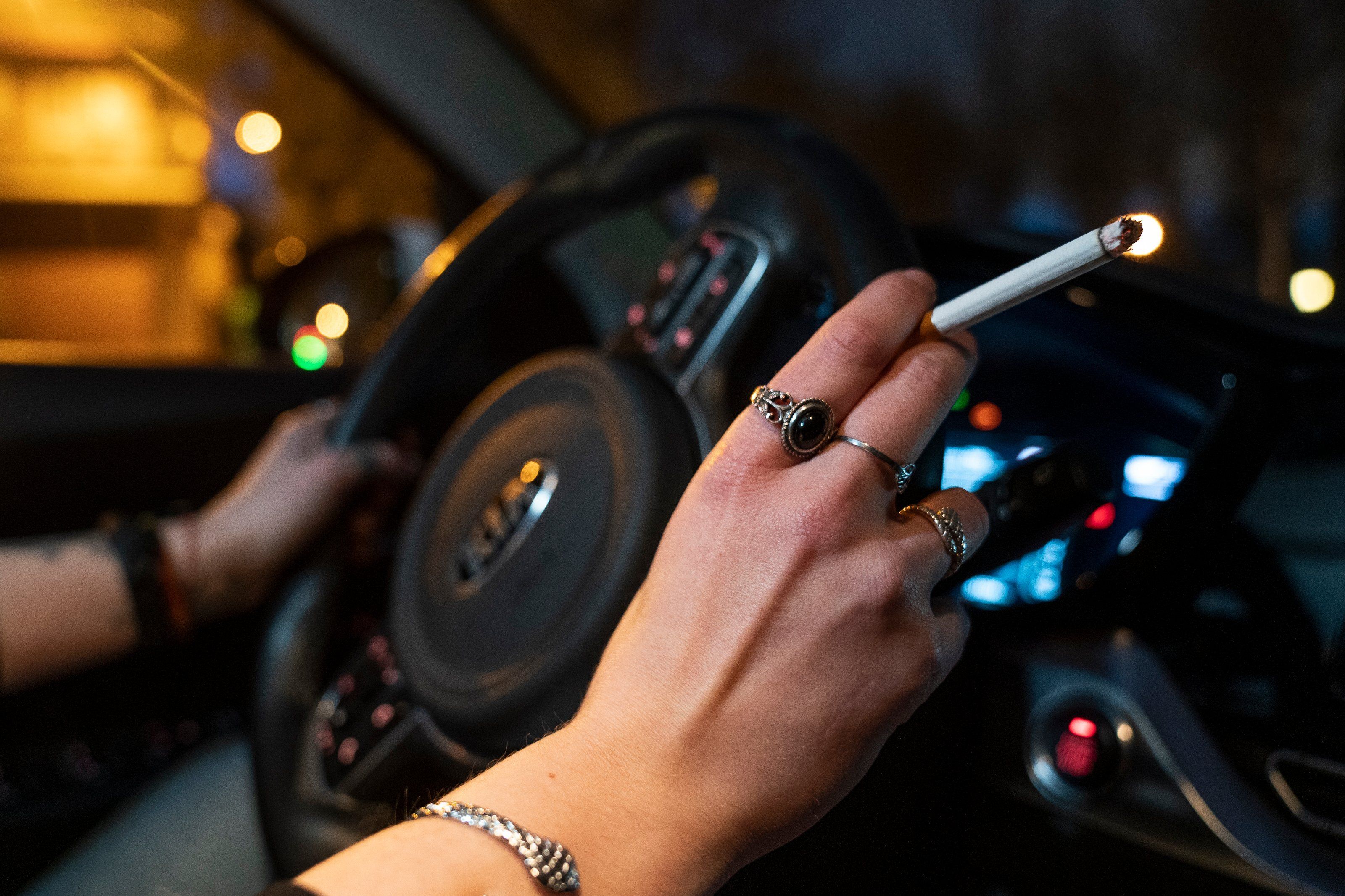 Sanidad quiere prohibir fumar en el coche