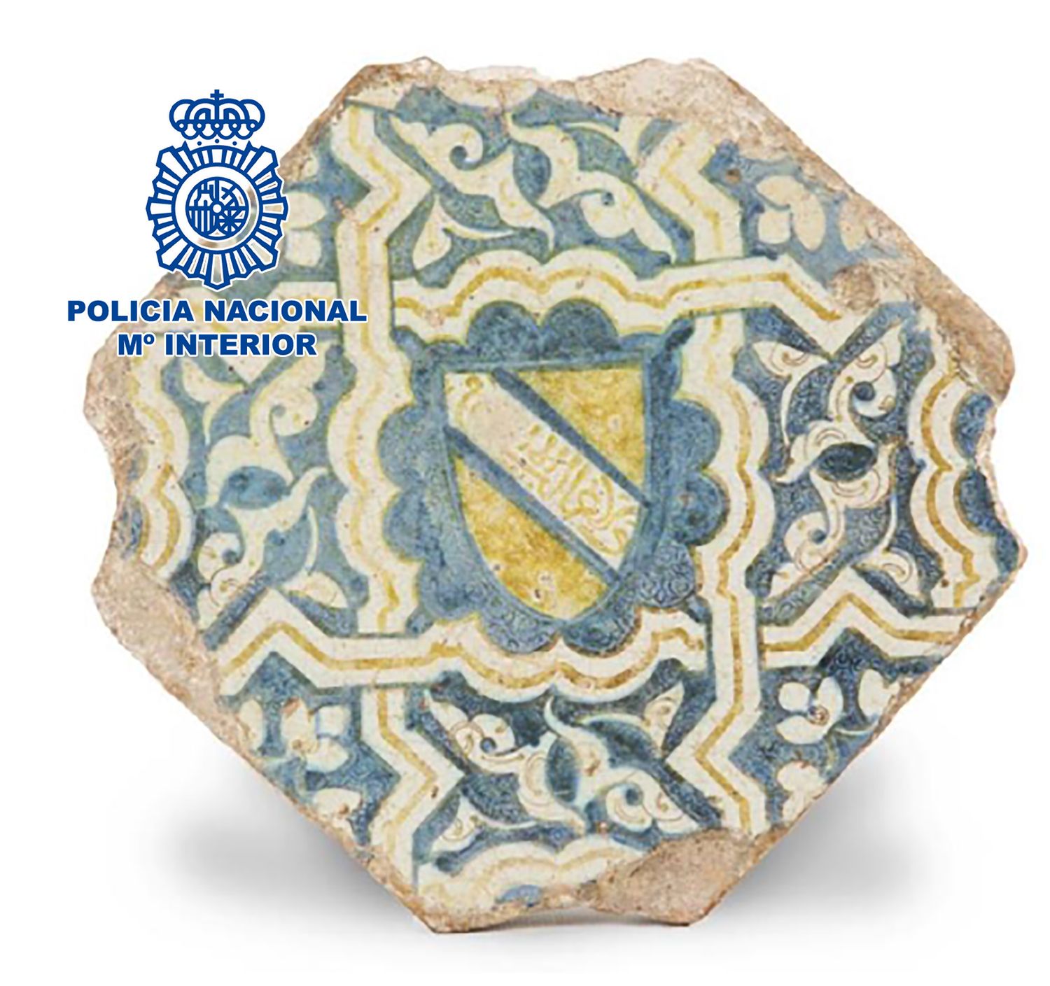 La Policía Nacional recupera un azulejo de cerámica del siglo XV que pudo pertenecer a la Alhambra