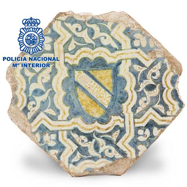 La Policía Nacional recupera un azulejo de cerámica del siglo XV que pudo pertenecer a la Alhambra
