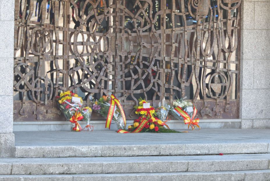 EuropaPress 2445416 coronas flores panteon donde enterrado cuerpo francisco franco cementerio