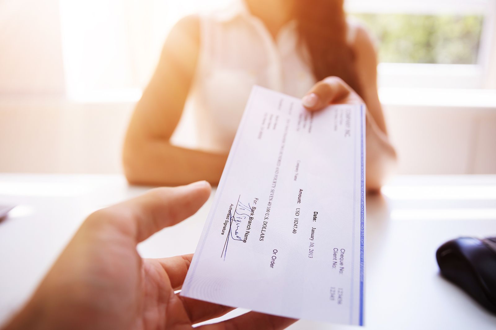 Cheques para el día de la compra de la vivienda, esto es lo que el banco debe contarte sobre su comisión (Foto Bigstock) 2