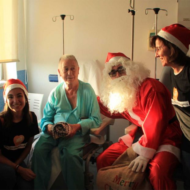 Voluntarias ABG visitando a paciente mayor hospitalizada para entregar regalos y hacer compañía (Autoria Fernanda Carvalho) 2 BAJA