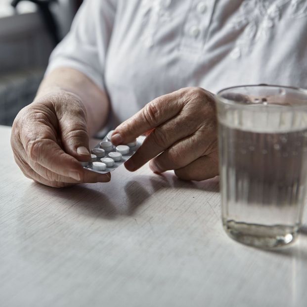 mujer tomando pastilla