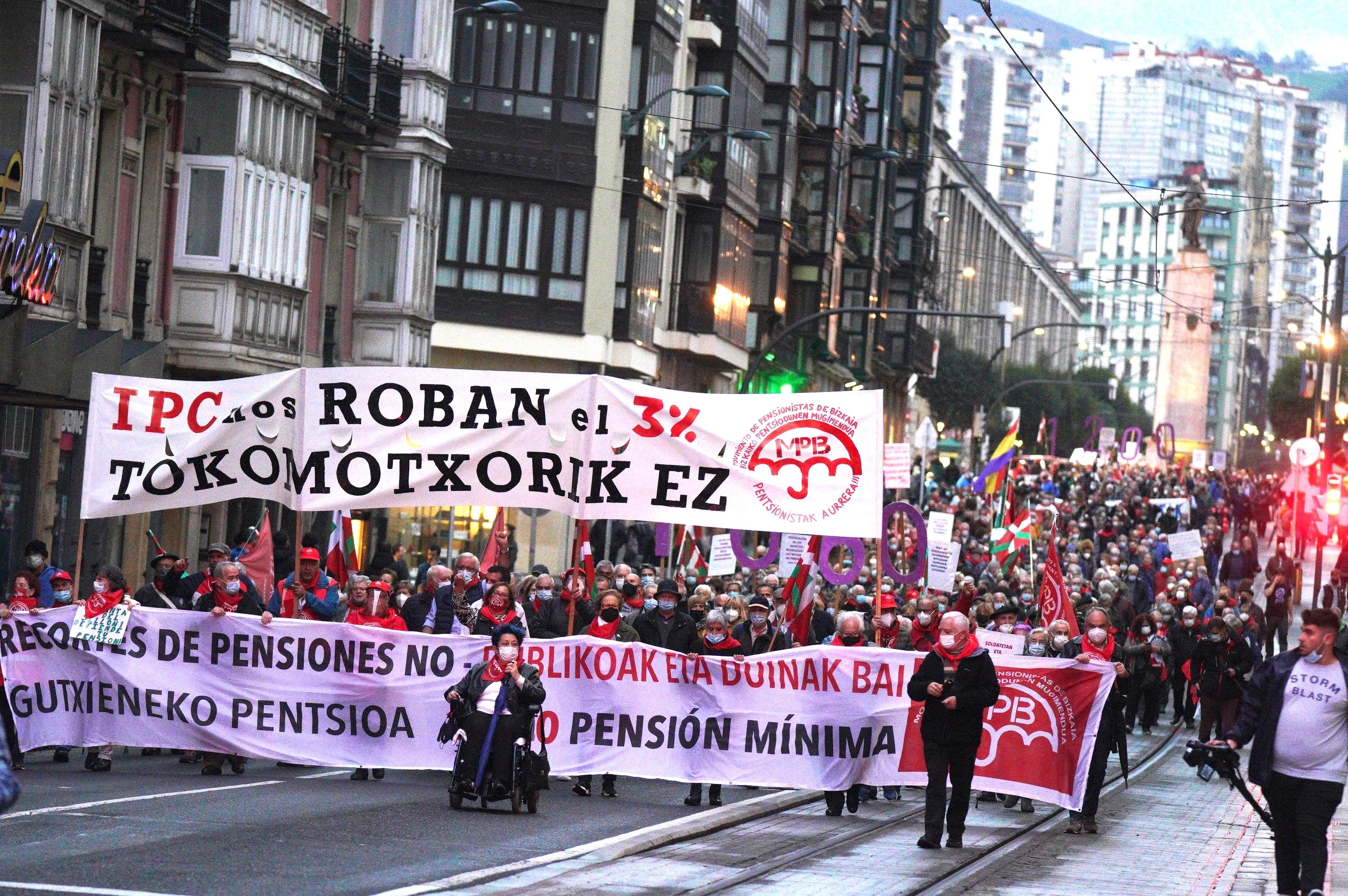 EuropaPress 4075846 mujer silla ruedas acompana grupo personas pancartas marcha pensionistas