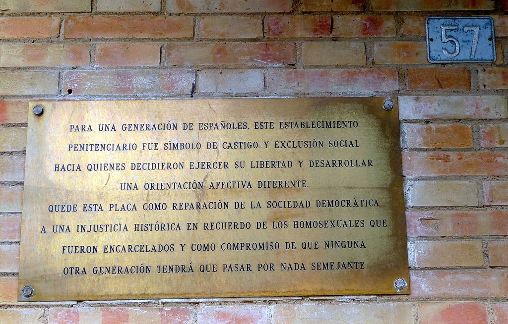 Placa homenaje a los homosexuales encerrados durante el franquismo en la antigua cárcel provincial de Huelva. Foto: Wikipedia