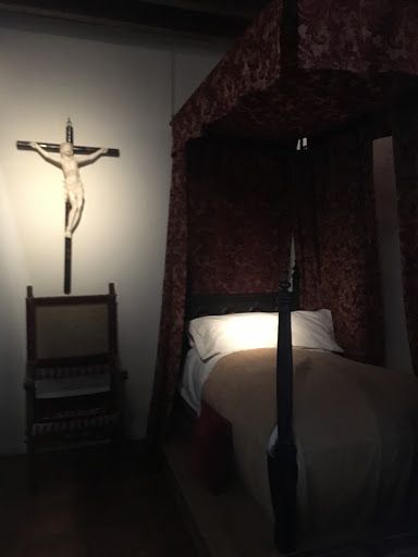 Dormitorio con crucifijo. Foto museos.wiki