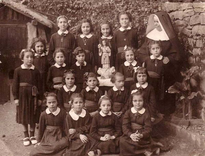 Grupo de niñas de un colegio religioso de Figaredo en 1951. Foto: Wikipedia