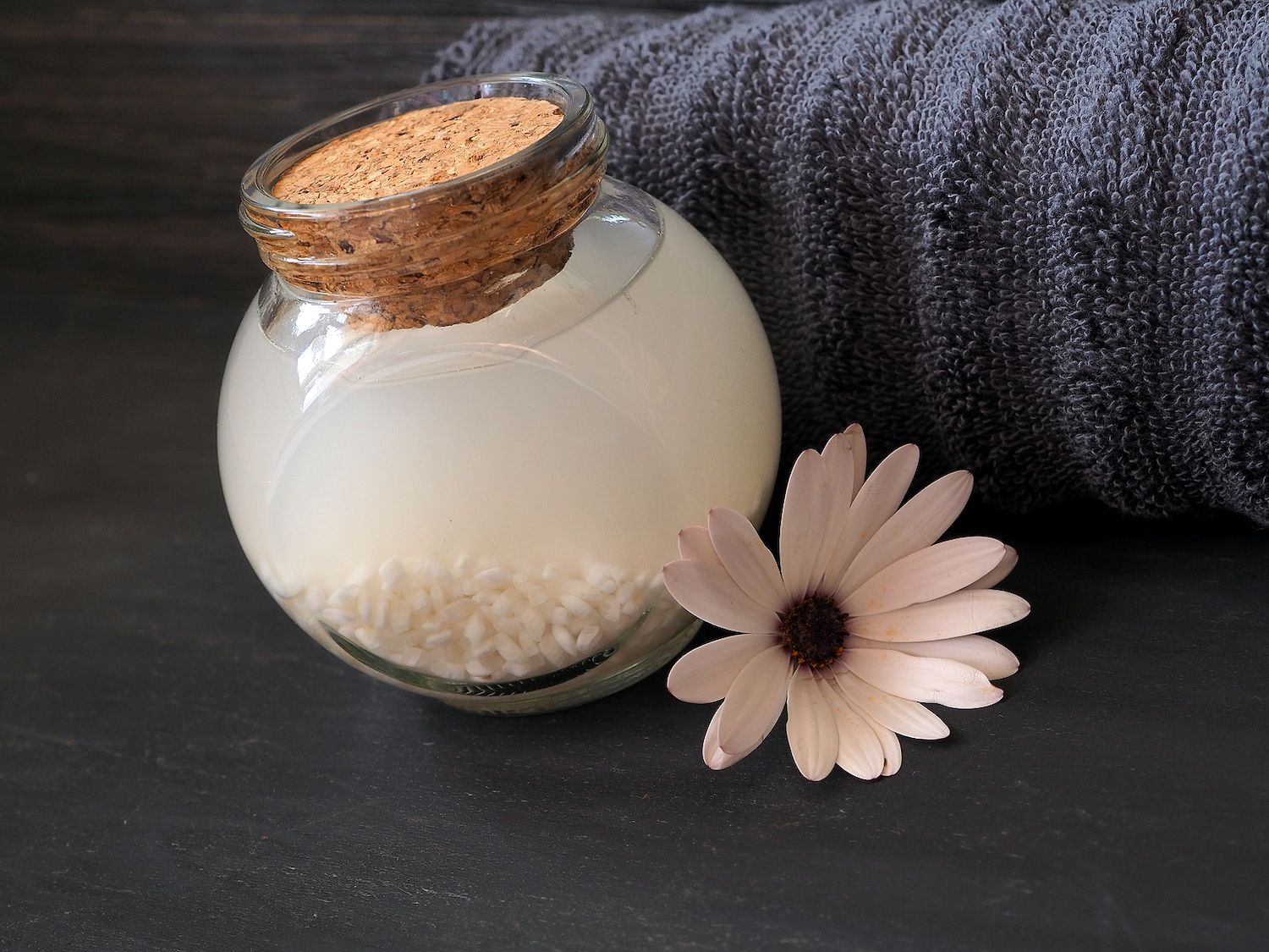 Cómo hacer agua de arroz casera para la cara y el cabello